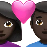 👩🏿‍❤️‍👨🏿 Pasangan dengan Hati Wanita dengan Pria Warna Kulit Gelap Apple