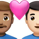 👨🏽‍❤️‍👨🏻 Pasangan dengan Hati Pria dengan Pria Warna Kulit Sedang dengan Warna Kulit Cerah Apple
