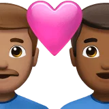 👨🏽‍❤️‍👨🏾 Pasangan dengan Hati Pria dengan Pria Warna Kulit Sedang dengan Warna Kulit Gelap Sedang Apple