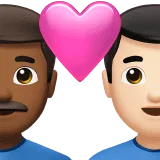 👨🏾‍❤️‍👨🏻 Pasangan dengan Hati Pria dengan Pria Warna Kulit Gelap Sedang dengan Warna Kulit Cerah Apple
