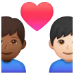 👨🏾‍❤️‍👨🏻 Pasangan dengan Hati Pria dengan Pria Warna Kulit Gelap Sedang dengan Warna Kulit Cerah Samsung