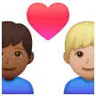 👨🏾‍❤️‍👨🏼 Pasangan dengan Hati Pria dengan Pria Warna kulit Gelap Sedang dengan Warna kulit Cerah Sedang Samsung
