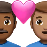 👨🏾‍❤️‍👨🏽 Pasangan dengan Hati Pria dengan Pria Warna kulit Gelap Sedang dengan Warna kulit Sedang Apple