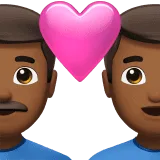 👨🏾‍❤️‍👨🏾 Pasangan dengan Hati Pria dengan Pria Warna Kulit Gelap Sedang Apple