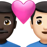 👨🏿‍❤️‍👨🏻 Pasangan dengan Hati Pria dengan Pria Warna Kulit Gelap dengan Warna Kulit Cerah Apple