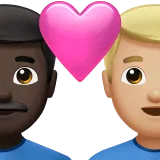 👨🏿‍❤️‍👨🏼 Pasangan dengan Hati Pria dengan Pria Warna Kulit Gelap dengan Warna Kulit Cerah Sedang Apple