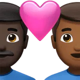 👨🏿‍❤️‍👨🏾 Pasangan dengan Hati Pria dengan Pria Warna Kulit Gelap dengan Warna Kulit Gelap Sedang Apple