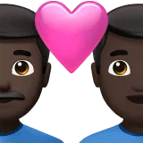 👨🏿‍❤️‍👨🏿 Pasangan dengan Hati Pria dengan Pria Warna Kulit Gelap Apple