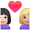 👩🏻‍❤️‍👩🏼 Pasangan dengan Hati Wanita dengan Wanita Warna Kulit Cerah dengan Warna Kulit Cerah Sedang Samsung