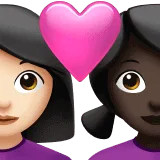 👩🏻‍❤️‍👩🏿 Pasangan dengan Hati Wanita dengan Wanita Warna Kulit Cerah dengan Warna Kulit Gelap Apple