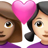 👩🏽‍❤️‍👩🏻 Pasangan dengan Hati Wanita dengan Wanita Warna Kulit Sedang dengan Warna Kulit Cerah Apple