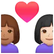 👩🏽‍❤️‍👩🏻 Pasangan dengan Hati Wanita dengan Wanita Warna Kulit Sedang dengan Warna Kulit Cerah Samsung