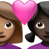👩🏽‍❤️‍👩🏿 Pasangan dengan Hati Wanita dengan Wanita Warna Kulit Sedang dengan Warna Kulit Gelap Apple