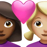 👩🏾‍❤️‍👩🏼 Pasangan dengan Hati Wanita dengan Wanita Kulit Gelap Sedang dengan Kulit Cerah Sedang Apple