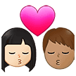 👩🏻‍❤️‍💋‍👨🏽 Berciuman Wanita dengan Pria Warna Kulit Cerah dengan Warna Kulit Sedang Samsung
