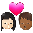 👩🏻‍❤️‍💋‍👨🏾 Berciuman Wanita dengan Pria Warna Kulit Cerah dengan Warna Kulit Gelap Sedang Samsung