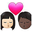 👩🏻‍❤️‍💋‍👨🏿 Berciuman Wanita dengan Pria Warna Kulit Cerah dengan Warna Kulit Gelap Samsung