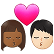 👩🏾‍❤️‍💋‍👨🏻 Berciuman Wanita dengan Pria Warna Kulit Gelap Sedang dengan Warna Kulit Cerah Samsung
