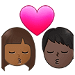 👩🏾‍❤️‍💋‍👨🏿 Berciuman Wanita dengan Pria Warna Kulit Gelap Sedang dengan Warna Kulit Gelap Samsung