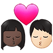 👩🏿‍❤️‍💋‍👨🏻 Berciuman Wanita dengan Pria Warna Kulit Gelap dengan Warna Kulit Cerah Samsung