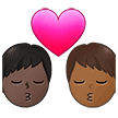 👨🏿‍❤️‍💋‍👨🏾 Berciuman Pria dengan Pria Warna Kulit Gelap dengan Warna Kulit Gelap Sedang Samsung