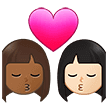 👩🏾‍❤️‍💋‍👩🏻 Berciuman Wanita dengan Wanita Warna Kulit Gelap Sedang dengan Warna Kulit Cerah Samsung