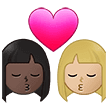 👩🏿‍❤️‍💋‍👩🏼 Berciuman Wanita dengan Wanita Warna Kulit Gelap dengan Warna Kulit Cerah Sedang Samsung