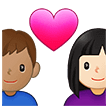 👩🏻‍❤️‍👨🏽 Pasangan dengan Hati Wanita dengan Pria Warna Kulit Cerah dengan Warna Kulit Sedang Samsung