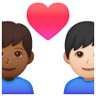👨🏾‍❤️‍👨🏻 Pasangan dengan Hati Pria dengan Pria Warna Kulit Gelap Sedang dengan Warna Kulit Cerah Samsung