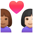 👩🏽‍❤️‍👩🏻 Pasangan dengan Hati Wanita dengan Wanita Warna Kulit Sedang dengan Warna Kulit Cerah Samsung